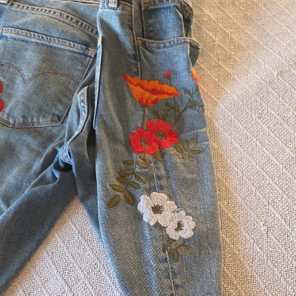 RARE Levi’s Embroidered Floral Poppy Jeans - Straight Leg - Size 29 - BoHo Luxur - Picture 4 of 12